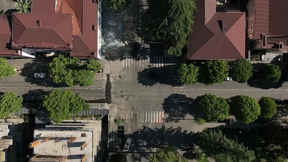 Гибкие дорожные столбики установили на пересечении проспекта Аиааира и улицы Пушкина в Сухуме