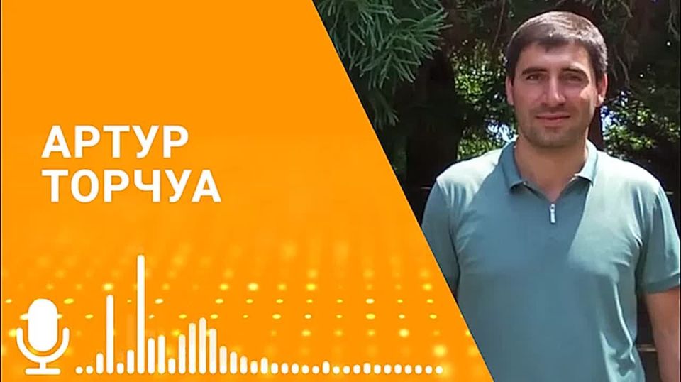 Все школы Гулрыпшского района нуждаются в ремонте, рассказал в эфире радио Sputnik начальник районного отдела образования Артур Торчуа