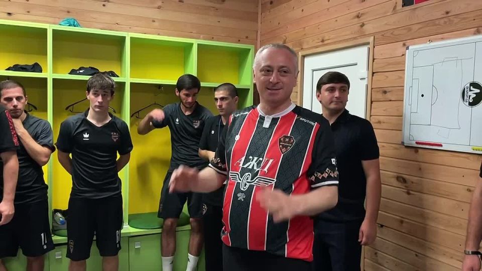 "Вы самые лучшие".. Президент Абхазии Бадра Гунба поддержал игроков "Апсны" после матча