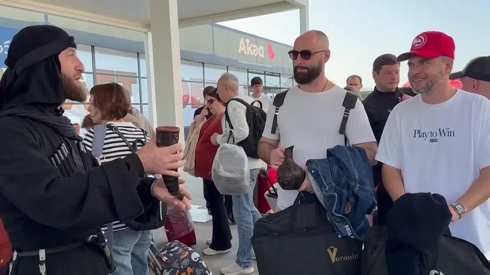 Президента Медийной футбольной лиги Николая Осипова торжественно встретили в Международном аэропорту «Сухум» имени В. Г. Ардзинба, сообщает пресс-служба Госкомспорта