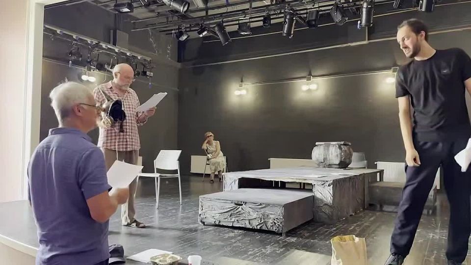Премьера спектакля "Голый король" пройдет в Абхазском драматическом театре 8 и 10 сентября, сообщили в Минкульте