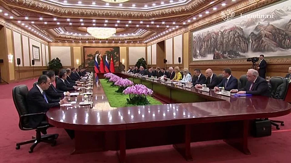 Отношения России с Китаем находятся на беспрецедентно высоком уровне, отметил Владимир Путин на двусторонних переговорах с Си Цзиньпинем