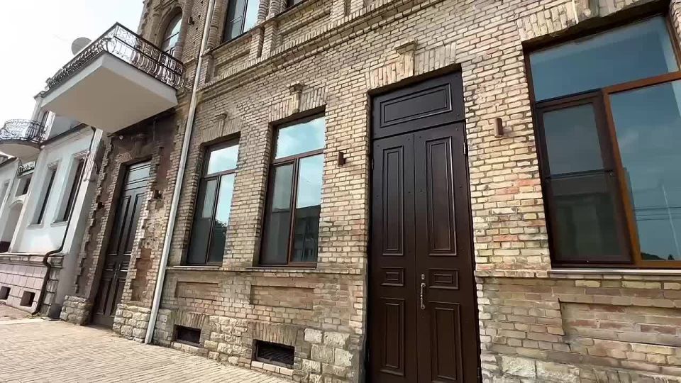 По поручению президента Бадры Гунба министр культуры Даур Кове и заместитель министра Динара Смыр провели рабочее совещание с заместителем директора историко-мемориального музея Н. А. Лакоба Станиславом Лакоба и сотрудниками..
