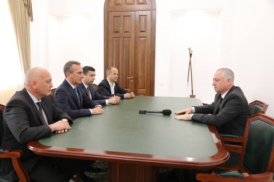 Президент Абхазии Бадра Гунба принял членов абхазской делегации во главе с министром иностранных дел Олегом Барциц, которые приняли участие в 62-й Дамасской международной ярмарке