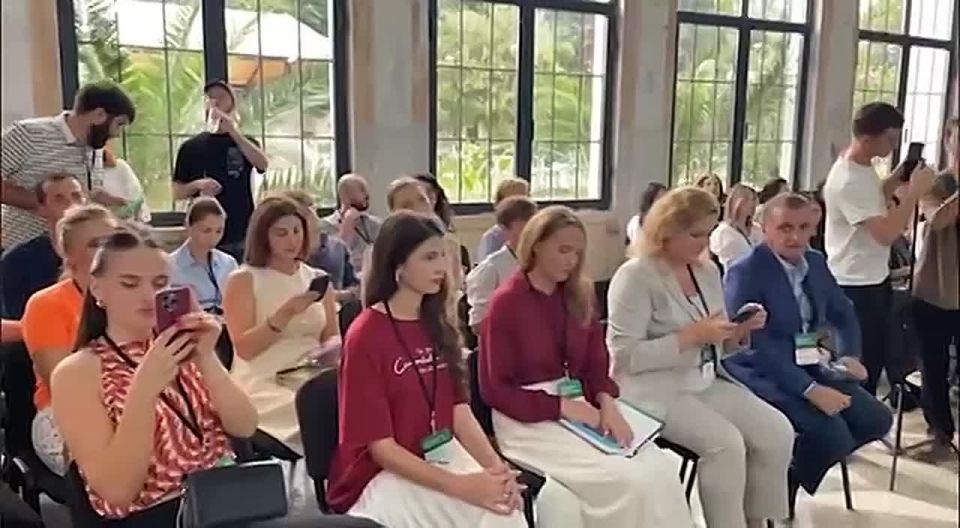 Как использовать возможности искусственного интеллекта в развитии новых медиа, рассказал эксперт по нейросетям Михаил Неустроев на встрече "Новые медиа Абхазии