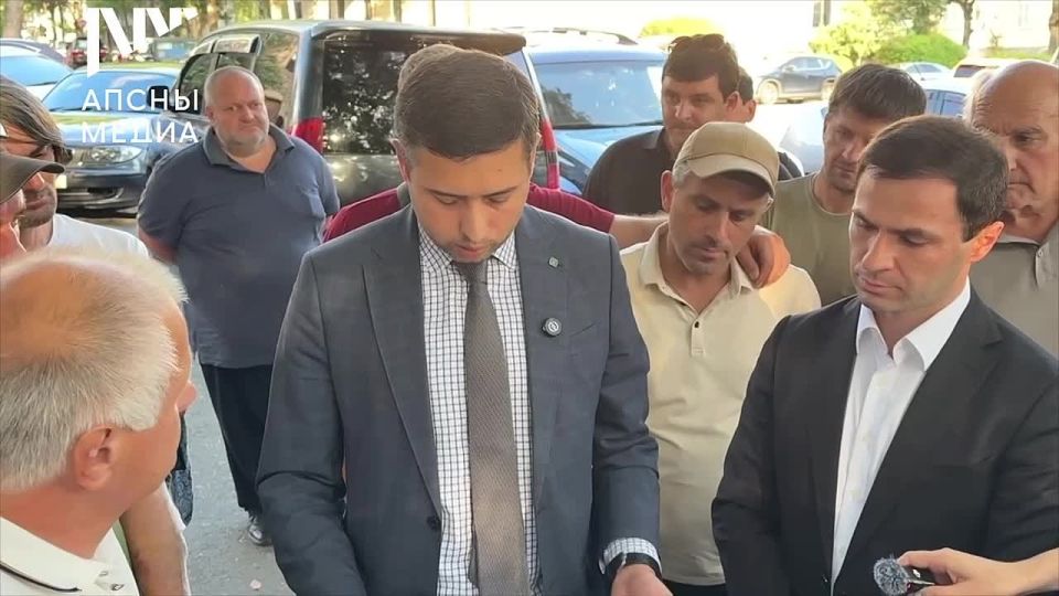 Вот уже второй день на Площади Свободы собираются водители компании «Гаруда-Экспрессс», которые недовольны тем, что в столице становится все больше таксистов- мигрантов, которые «отбирают хлеб у местных водителей»