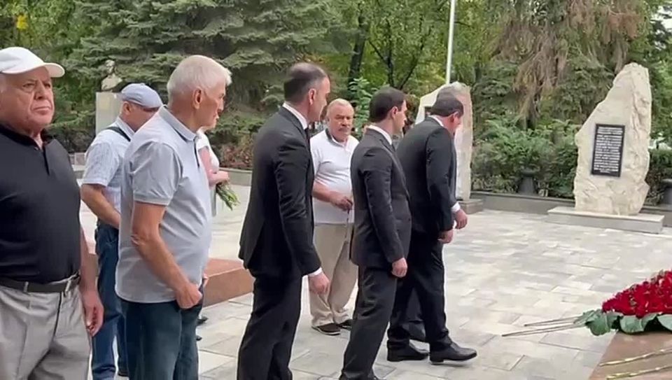 Делегация из Республики Абхазия во главе с вице-президентом Бесланом Бигвава возложила цветы к Вечному огню на Аллее Героев в Черкесске