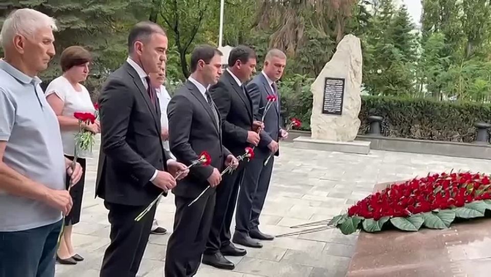 Абхазская делегация почтила память героев в Черкесске