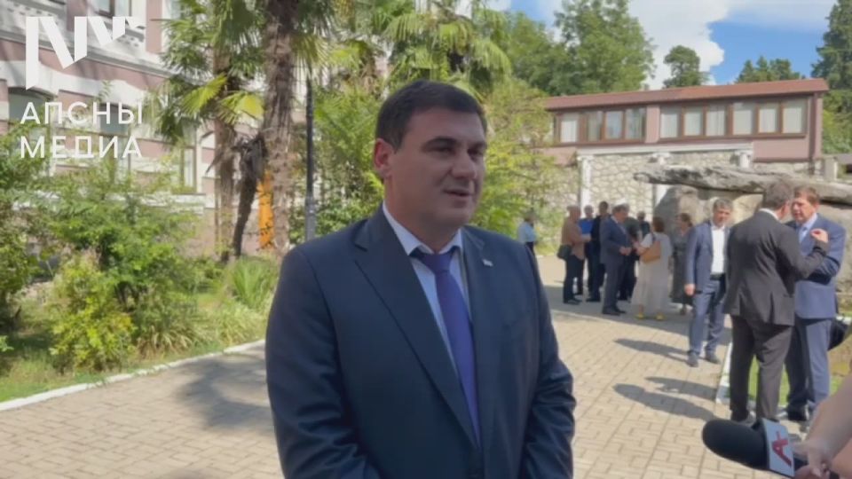 «Юрий Николаевич Воронов прошёл трудный, но славный путь. Трудно переоценить его роль в становлении современного абхазского государства. Он был не только государственным и политическим деятелем Абхазии, но и ученым с..