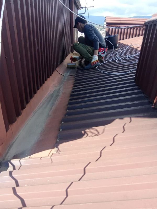 Администрация Сухума проводит ремонт кровель домов, пострадавших во время ливня