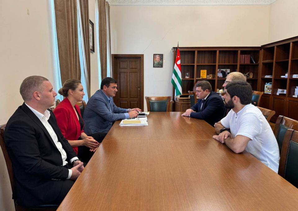 Сотрудничество в области общественно-патриотического воспитания молодежи и обмен опытом по поддержке ветеранов обсудили вице-президент Абхазии Беслан Бигвава и представители Администрации Президента России, сообщает..