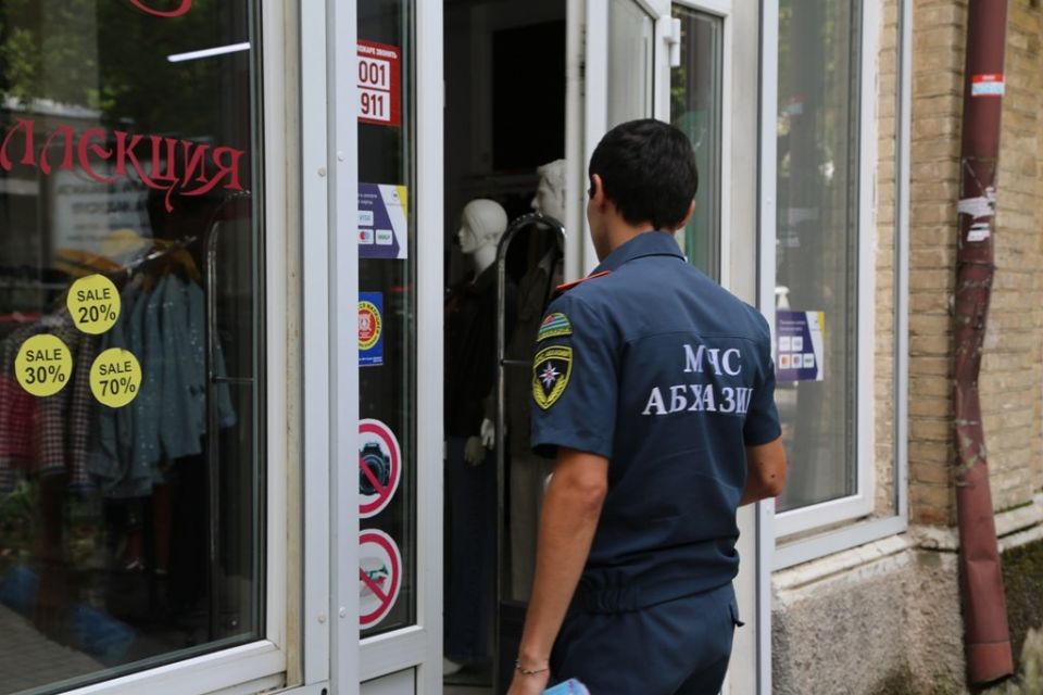 24 объекта на проспекте Аиааира в Сухуме будут оштрафованы за работу с нарушением правил пожарной безопасности, следует из сообщения пресс-службы МЧС Абхазии