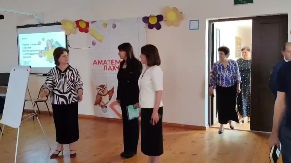 Министр просвещения Абхазии Хана Гунба и и. о. ректора Северо-Кавказского федерального университета Татьяна Шебзухова посетили Сухумскую школу №4, где начались курсы повышения квалификации для преподавателей физики