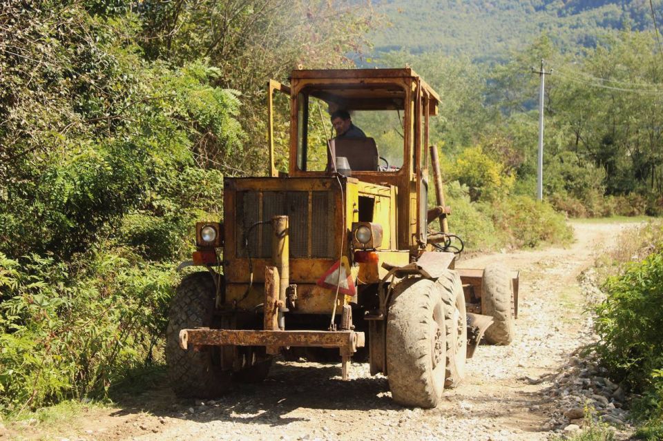 Восстановительные работы после непогоды 9 сентября продолжились на улице Камо в селе Мархяул