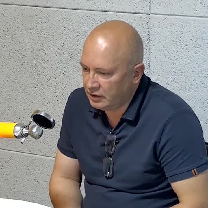 Концепция реконструкции сквера в Новом районе Сухума была обсуждена с горожанами, сказал на радио Sputnik начальник Управления городским хозяйством столицы Руслан Авидзба