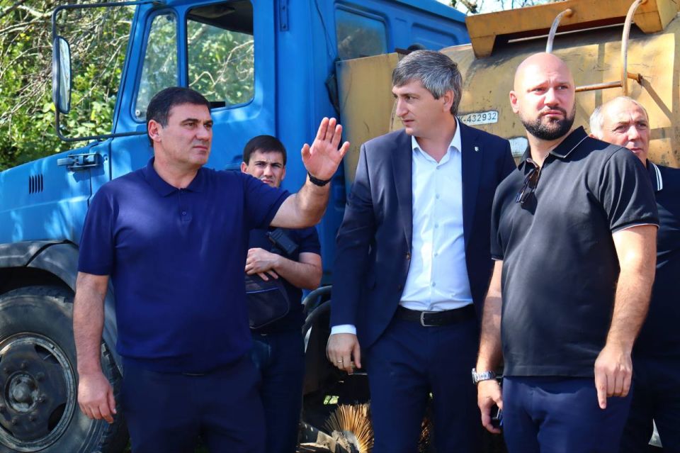 Ход ремонтных работ в селе Мыку осмотрели вице-президент Беслан Бигвава, начальник УКС Демир Гамисония и глава Очамчырского района Алхас Кация