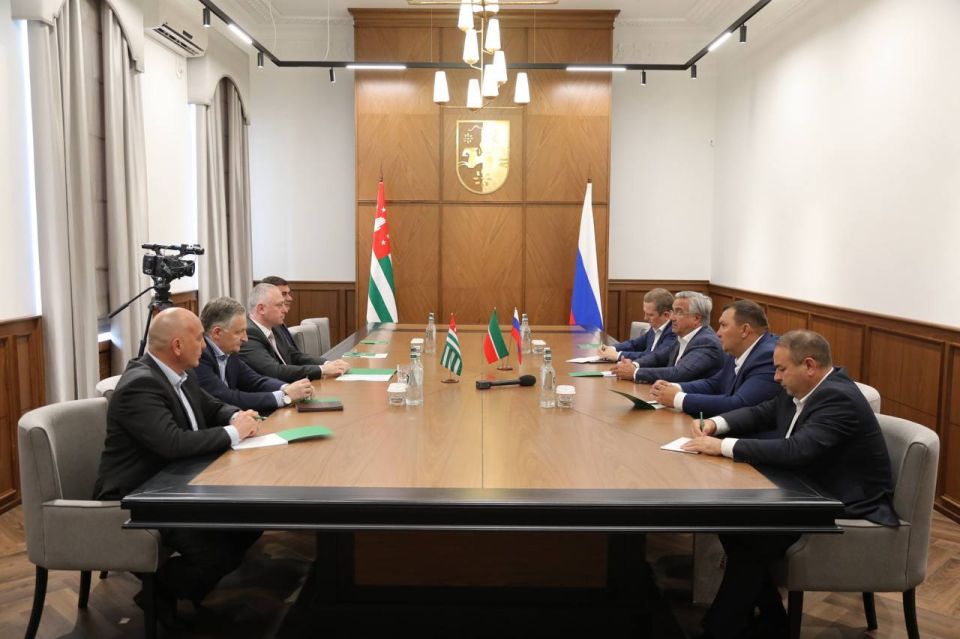 Бадра Гунба принял делегацию из Татарстана во главе с заместителем премьер-министра Василем Шайхразиевым