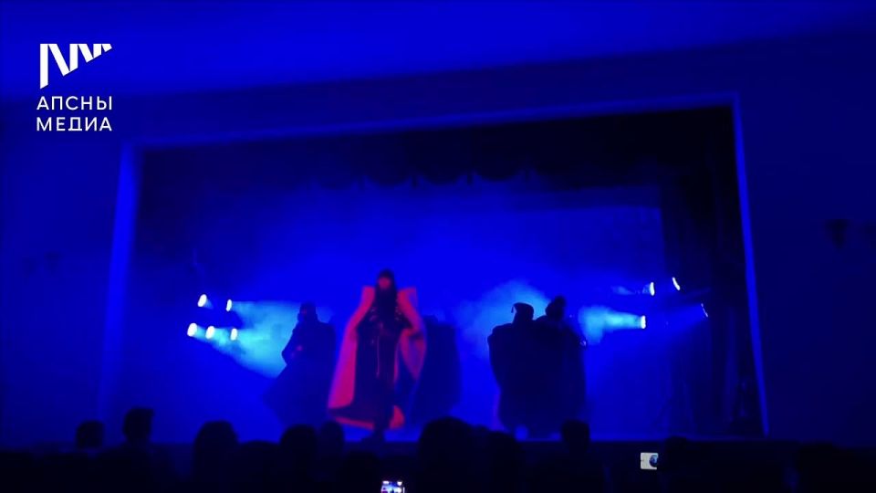 Государственный республиканский абазинский драматический театр 18 сентября выступил в Доме культуры им. Томаса Кокоскира в Гагре с театрализованным представлением «Непокоренная бурка» режиссера Эльдара Агачева