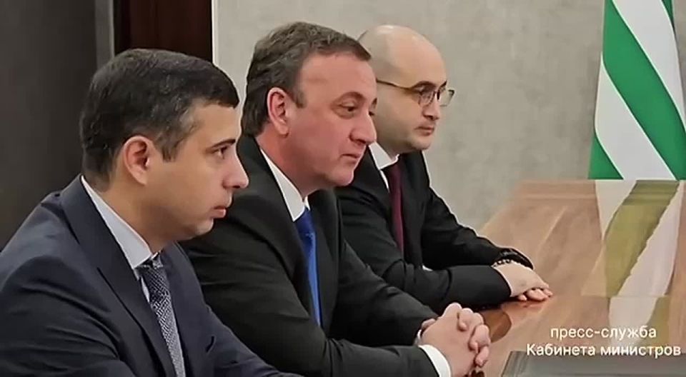 Премьер-министр Абхазии Владимир Делба обсудил вопросы сотрудничества со своим югоосетинским коллегой Константином Джуссоевым