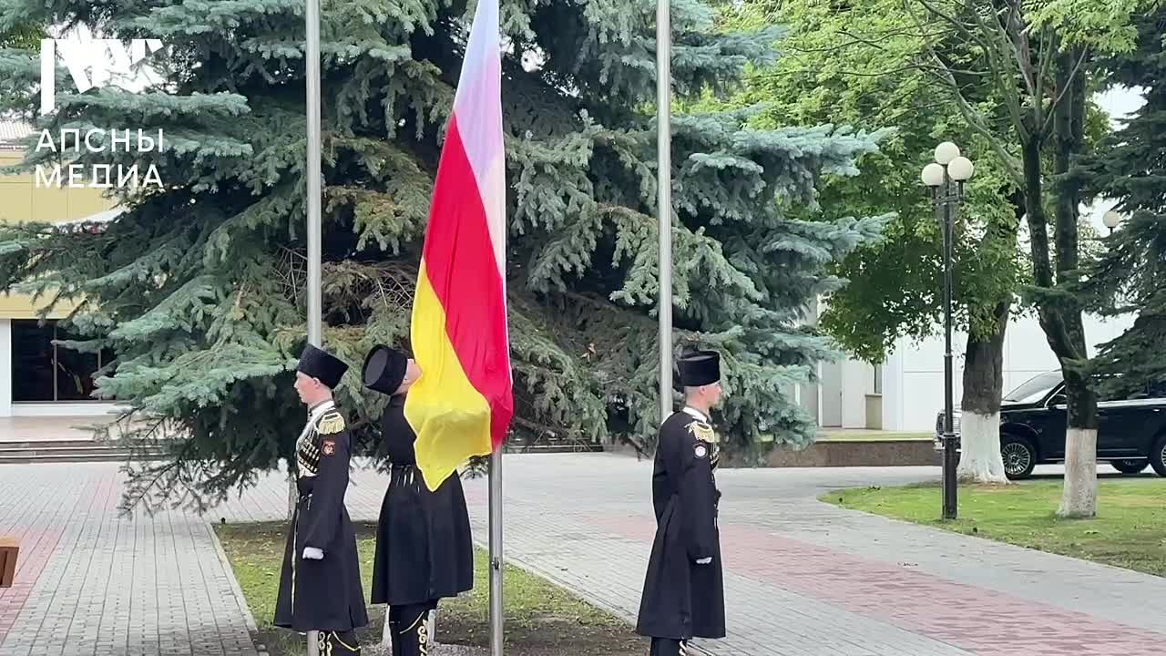 День Государственного флага отмечают в Южной Осетии