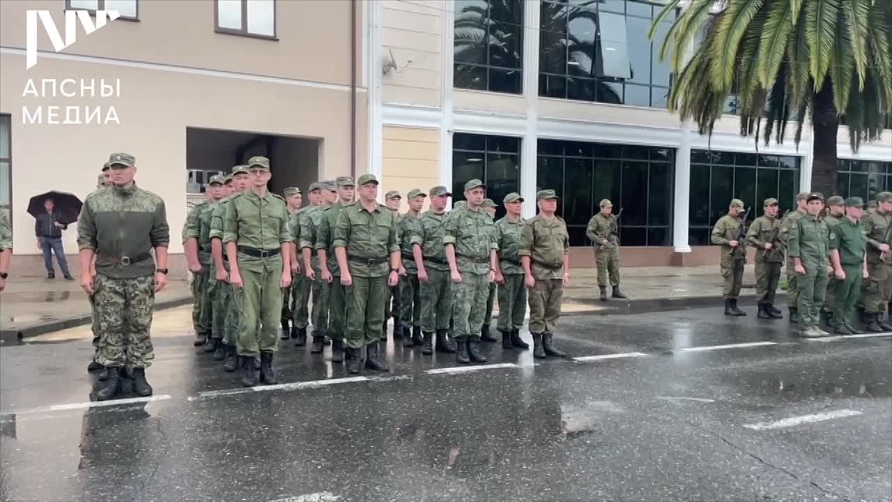 Репетиция военного парада, посвященного Дню Независимости и Победы, состоялась в Сухуме