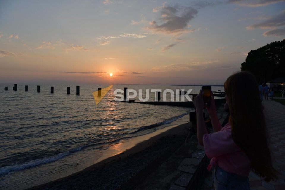 Коммунальные службы Сухума устранили повреждение канализационной трубы на набережной