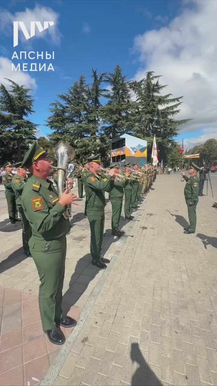 Президент Абхазии Бадра Гунба принимает участие в военном параде по случае 35-летия со Дня провозглашения Республики Южная Осетия. 
