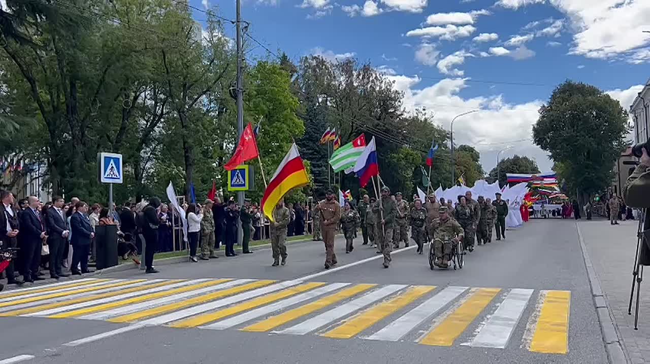 Ветераны из Абхазии участвовали в военном параде в Цхинвале, сообщает Sputnik Южная Осетия