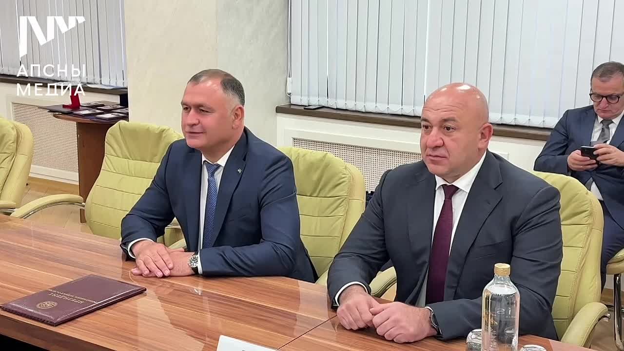 Официальная встреча президентов Южной Осетии и Абхазии Алана Гаглоева и Бадры Гунба прошла в Цхинвале