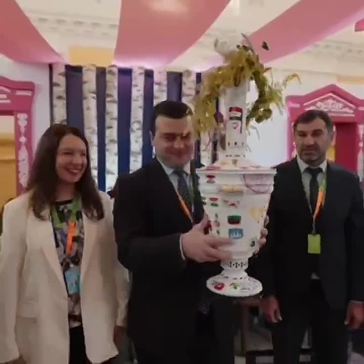 Команда президентской платформы "Россия — страна возможностей" передала делегации Абхазии расписанный вручную самовар