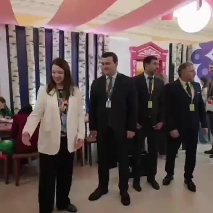 Команда президентской платформы «Россия - страна возможностей» передала делегации Абхазии расписанный вручную самовар – символ дружбы, мира и гостеприимства