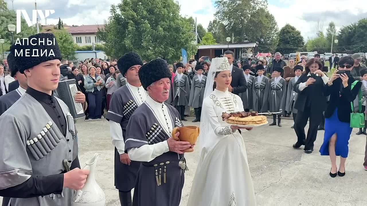 Этнографический праздник «Осетинское подворье» проходит в парке имени Валерия Хубулова в Цхинвале проходит в честь Дня республики. 