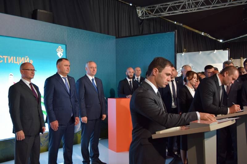 Президент Абхазии Бадра Гунба, Президент Южной Осетии Алан Гаглоев и Первый заместитель руководителя Администрации Президента России Сергей Кириенко присутствовали на церемонии подписания соглашений в рамках I Международного..