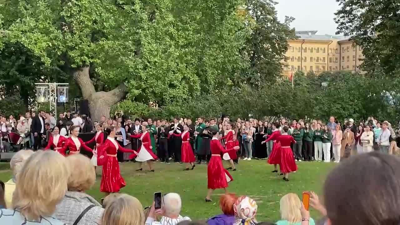 V Фестиваль абхазской культуры "Апсны" в московском саду Эрмитаж в самом разгаре