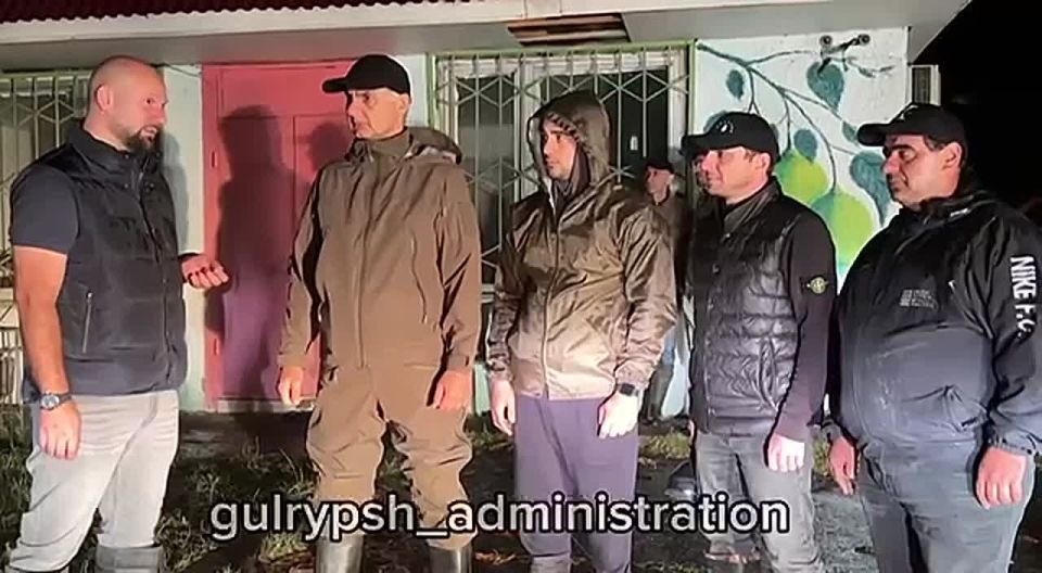 Службы ЖКХ Гулрыпшского района оперативно расчистили затопленные участки и восстановили дорожное движение на Каштаке