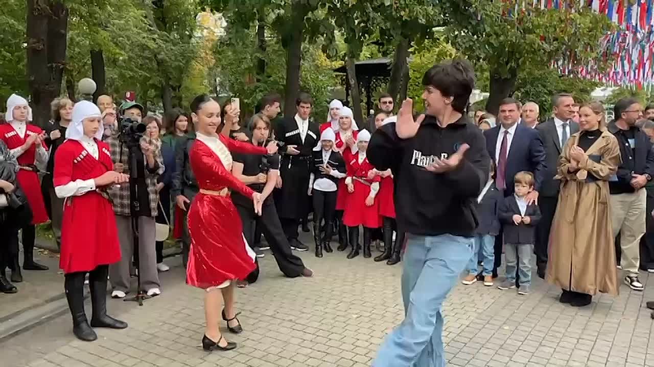 V Фестиваль абхазской культуры "Апсны" открылся в саду Эрмитаж в Москве
