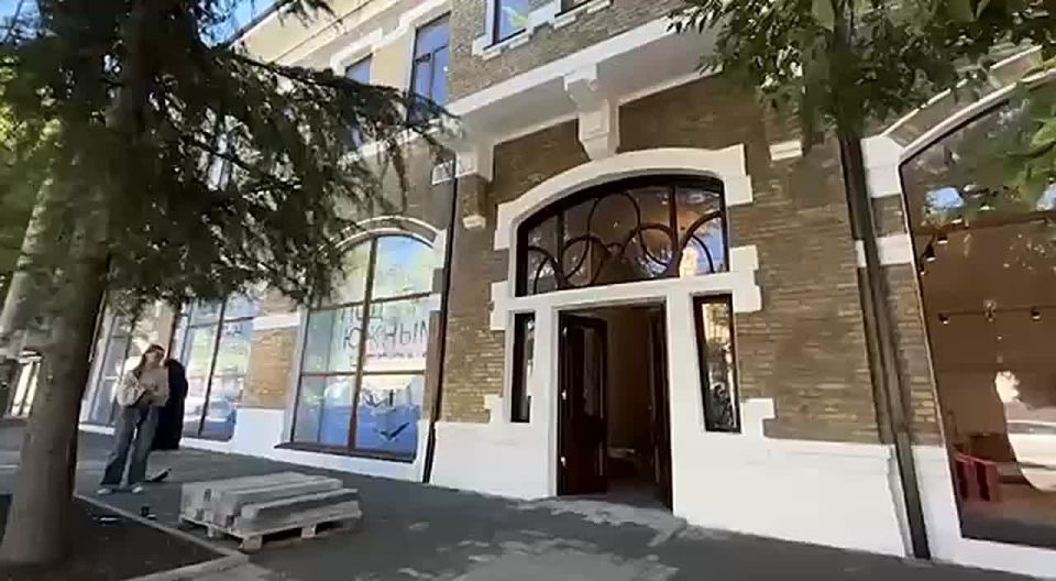 Центральный выставочный зал Абхазии вновь откроет свои двери после пожара 1 октября, сообщила Sputnik директор ЦВЗ Эльвира Арсалия