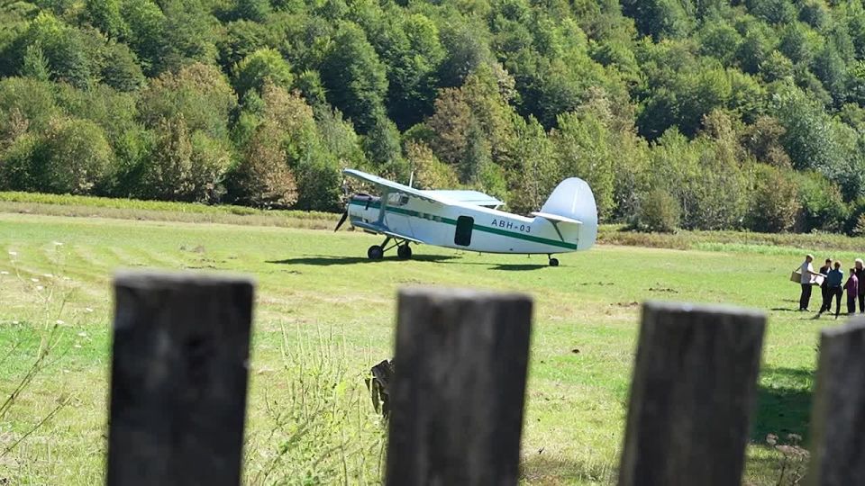 Самолет Ан-2 совершил первый после долгого перерыва полет из Сухумского аэропорта в Псху. 