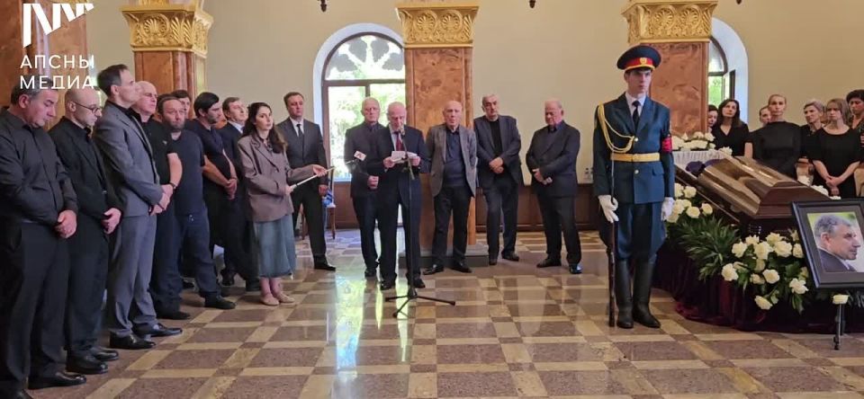 Член Общественной палаты Абхазии Сократ Джинджолия, выступая на траурном митинге, рассказал о жизненном пути Станислава Лакоба