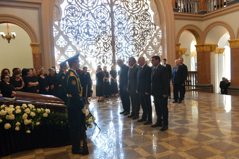 Руководители Абхазии во главе с президентом Бадрой Гунба приняли участие в церемонии прощания с видным государственным и политическим деятелем, ветераном национально-освободительного движения, кавалером ордена «Ахьдз-Апша»..