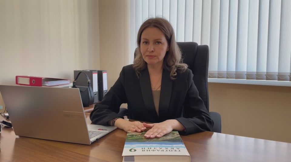 Министерство просвещения передало школам Республики Абхазия новый учебник по географии Абхазии для 9 классов, который был выпущен тиражом 6000 экземпляров