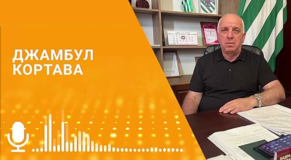 Сотрудники УКС готовят дефектный акт по факту повреждения центрального водовода в Галском районе, сообщил в эфире радио Sputnik замглавы районной администрации Джамбул Кортава