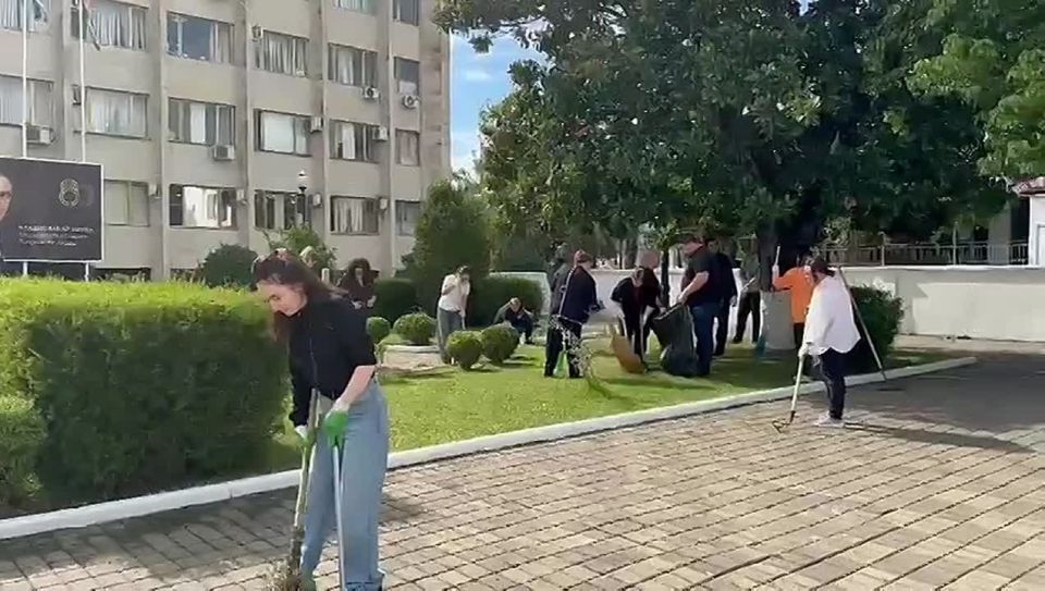 В преддверии Дня Победы и Независимости в Абхазии коллектив Министерства финансов принял участие в масштабной акции «Республиканский экологический субботник» организованный в соответствии с распоряжением премьер-министра..