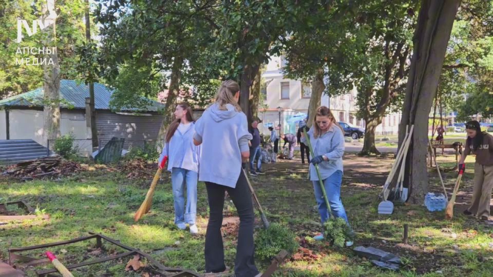 Президент Бадра Гунба принял участие в республиканском экологическом субботнике