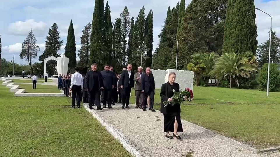 Президент Абхазии Бадра Гунба и вице-президент Беслан Бигвава почтили память погибших защитников Отечества в селе Лыхны
