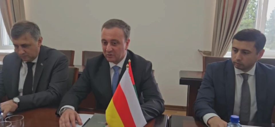 Премьер-министр Владимир Делба принял делегацию Республики Южная Осетия во главе с председателем правительства Константином Джуссоевым, прибывшую в Сухум для участия в праздновании Дня Победы и Независимости Абхазии