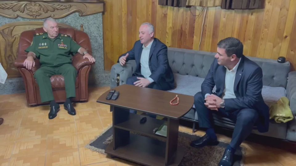 Сегодня, накануне Дня Победы и Независимости, Президент Абхазии Бадра Гунба и вице-президент Беслан Бигвава посетили генерала армии Мираба Кишмария, командовавшего Восточным фронтом во время Отечественной войны народа..