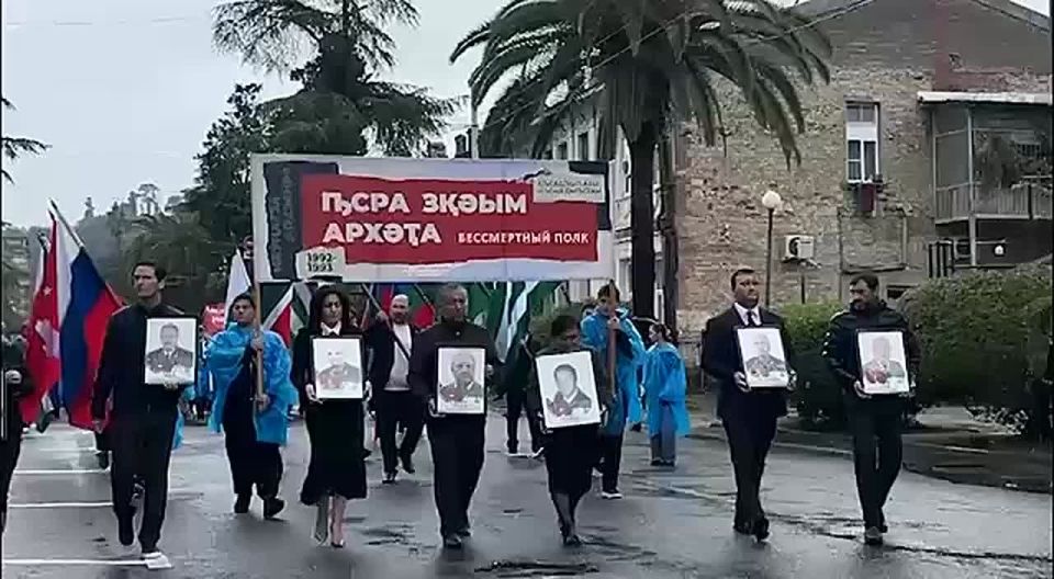 Военный парад, посвященный Дню Победы и Независимости, завершился шествием Бессмертного полка