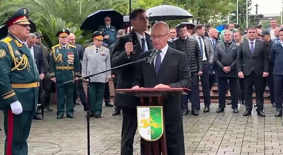В Абхазии прошел парад в честь 32-й годовщины Победы в Отечественной войне 1992-1993 годов