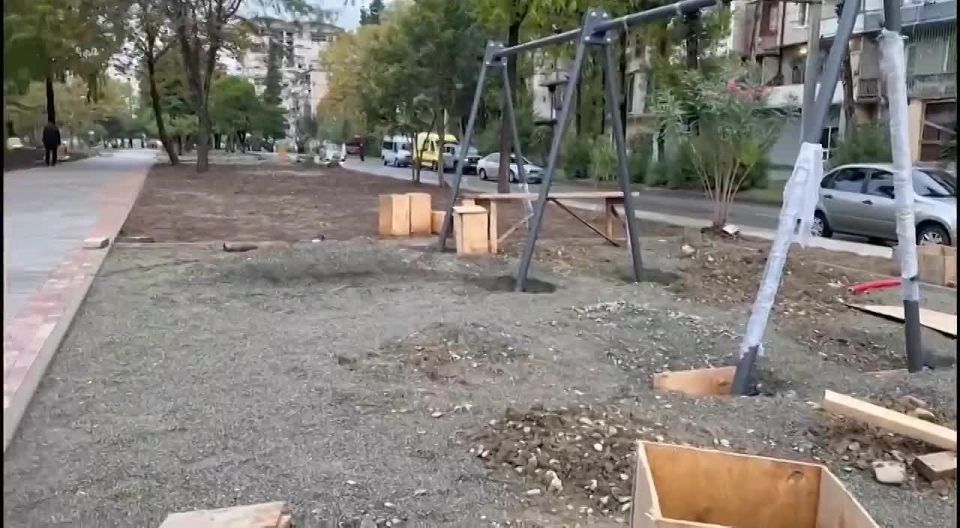 Работы по комплексному благоустройству сквера в Новом районе Сухума оценили президент Бадра Гунба и Первый замруководителя Администрации Президента России Сергей Кириенко